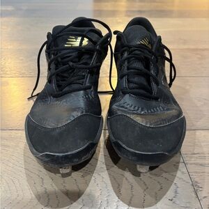 New Balance Men's Black and Gold Athletic Cleats
